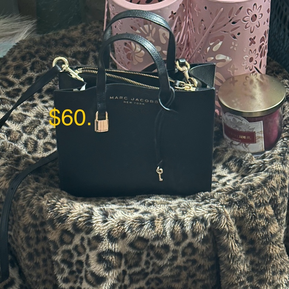 It’s a beautiful coach bag it’s a medium size